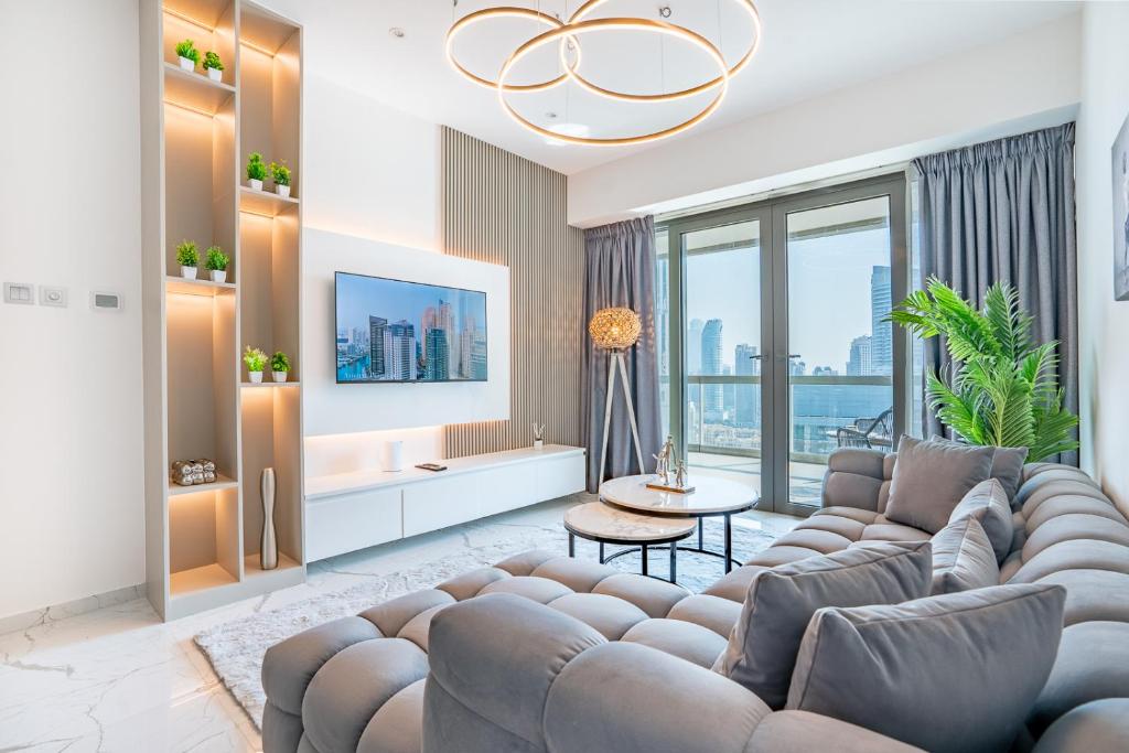 RH - Luxury 1BR, Large Balcony & High-End Interiors, Downtown